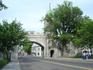 [iero] L'entré par la rue Saint Louis du vieux Québec. C'est le prolongement de la Grande Allée qui contient les restos et boites branchées.