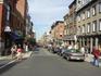 [iero] Une rue avec des magasins partout dans le vieux Québec.