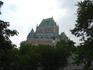 [iero] Le chateau Frontenac depuis un pont qui passe au dessus de la côte de la montagne.