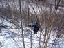 [iero] Heureusement qu'il y a des arbres pour aider à monter.