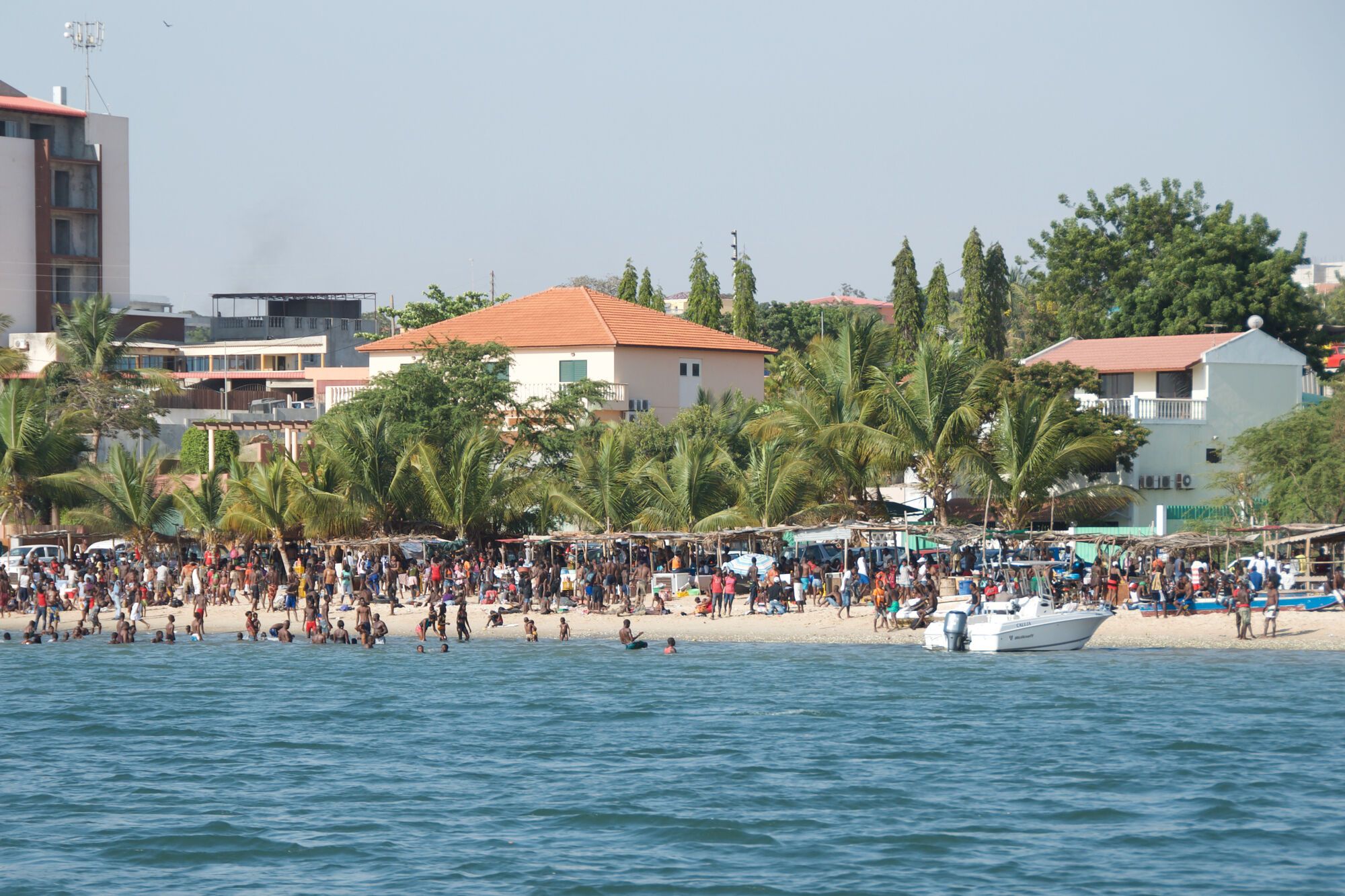Sur la plage de Corimba