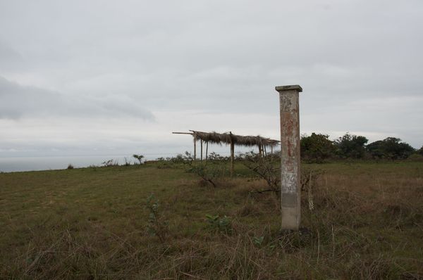 Borne SHOM 210 à Tchissanga