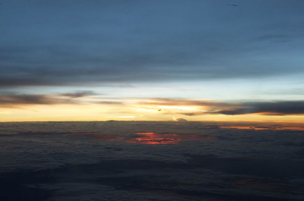 Coucher de soleil par le hublot